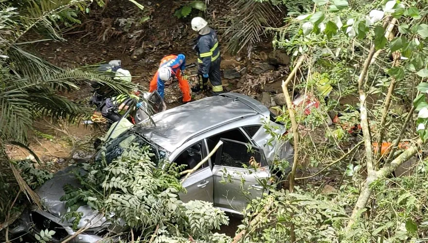 影/天雨路滑！苗栗農業處造橋勘災　車墜10米深野溪釀4傷