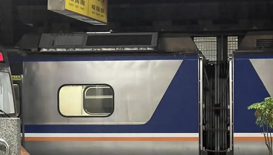 台鐵區間車驚傳行駛中起火！緊急停靠　晚間通勤尖峰各班次延誤