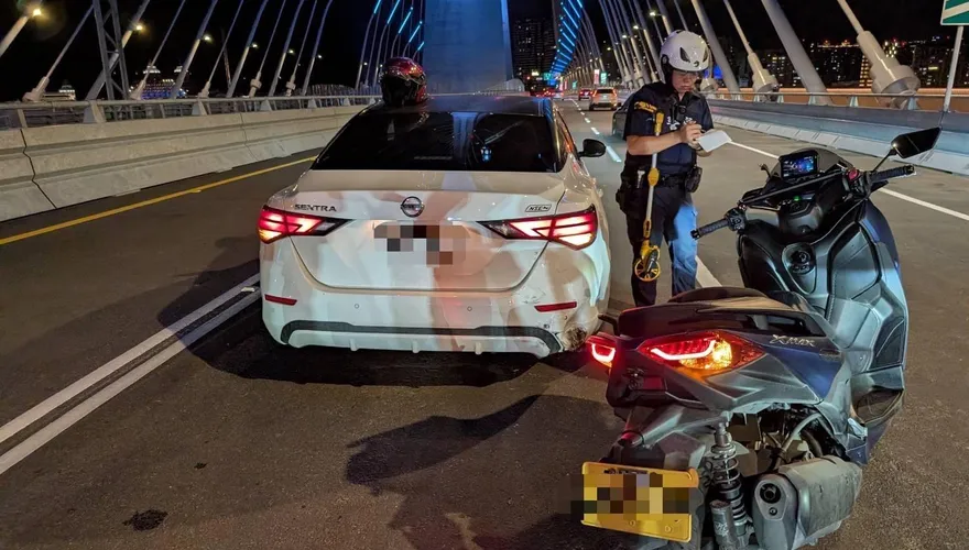影/淡江大橋通車9小時首撞！黃牌重機追撞轎車　騎士當場噴飛