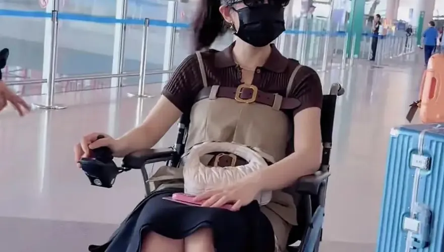 陳妍希跟腱斷裂復健中！坐電動輪椅現身機場現況曝