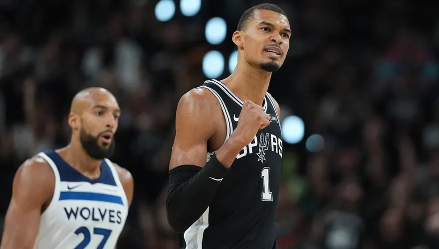 NBA/文班亞馬戲耍戈貝爾！原地轉圈一臉茫　網笑：到現在還在找球