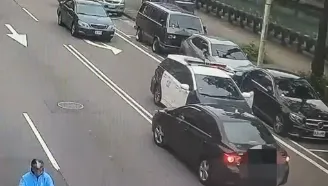 自投羅網！61歲男毒蟲逆向撞巡邏車　警搜出依托咪酯煙彈