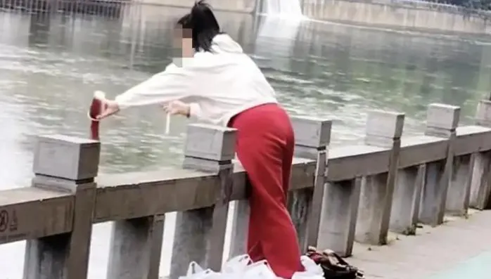 「放生奶茶」？貴州女狂往河中倒手搖飲　網傻眼：下次換火鍋湯