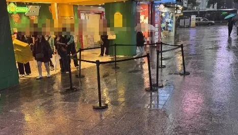 死神降臨西門町？大樓牆面掉瓷磚雨　遊客差一秒命就沒了