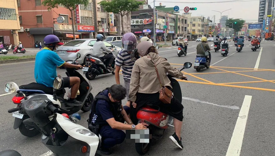「裙擺咬咬」慘遭後輪吞噬卡死！　鳳山暖警出手化解冏境