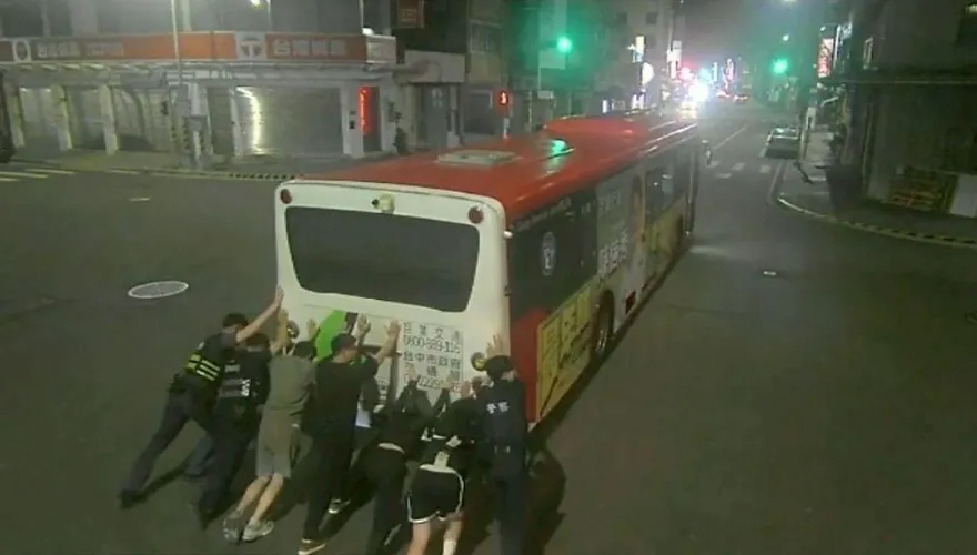 台中暖心一幕！公車深夜拋錨卡路中　警民「合力猛推」解危機