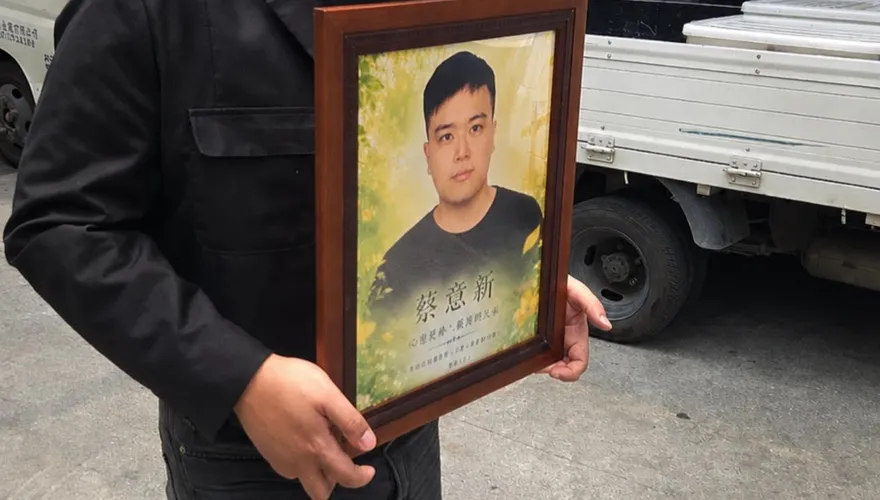 年僅27歲！蔡恩霖淚捧弟弟遺照送別　心碎喊：永遠愛你
