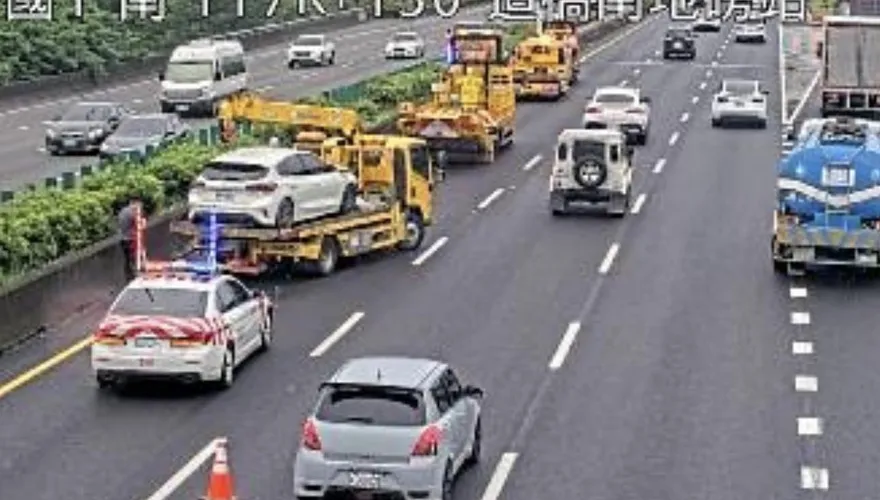 國道1號造橋段車禍　自小客車內線追撞緩撞車