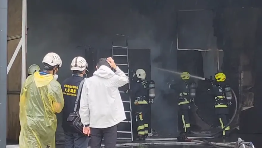 影/苗栗國家儲能系統檢測中心火警！現場濃煙狂竄　未傳傷亡