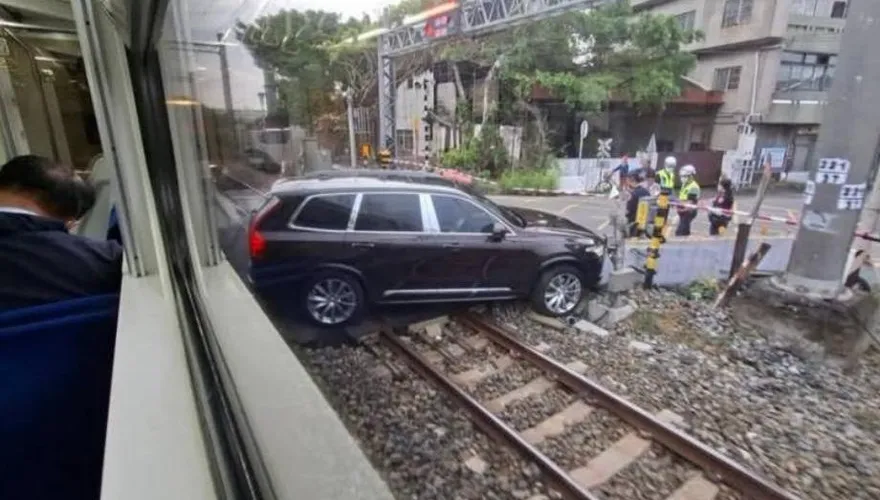 汽車闖台鐵平交道釀班次延誤！　8旬翁疑血糖過低撞護欄