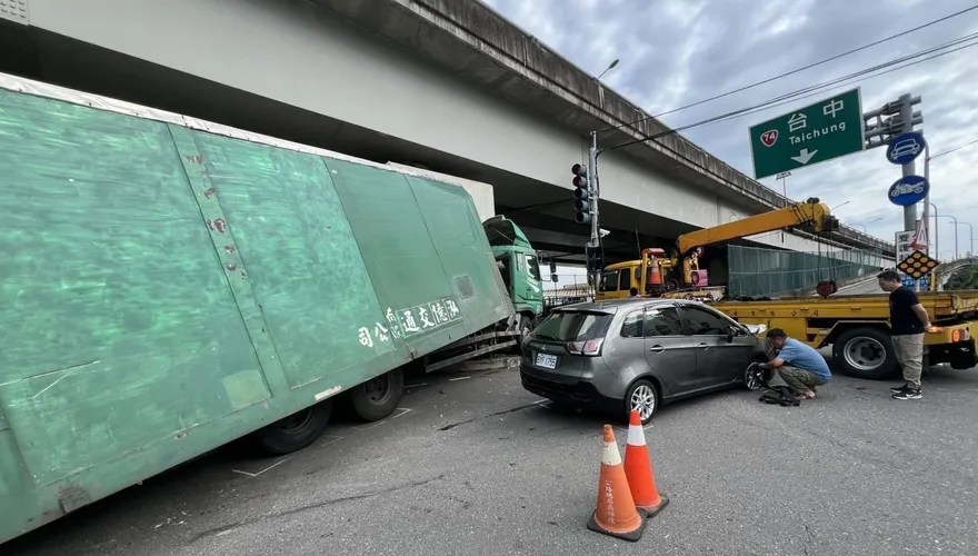 影/台74甲聯結車下匝道煞不住　高速撞轎車卡橋墩