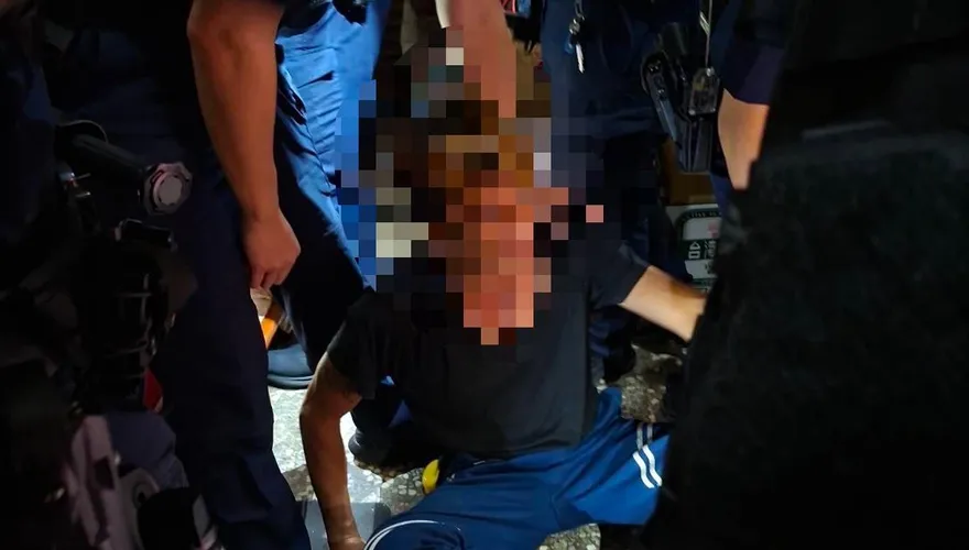影/新莊男「街頭揮長劍」嚇壞鄰居　遭警破門壓制
