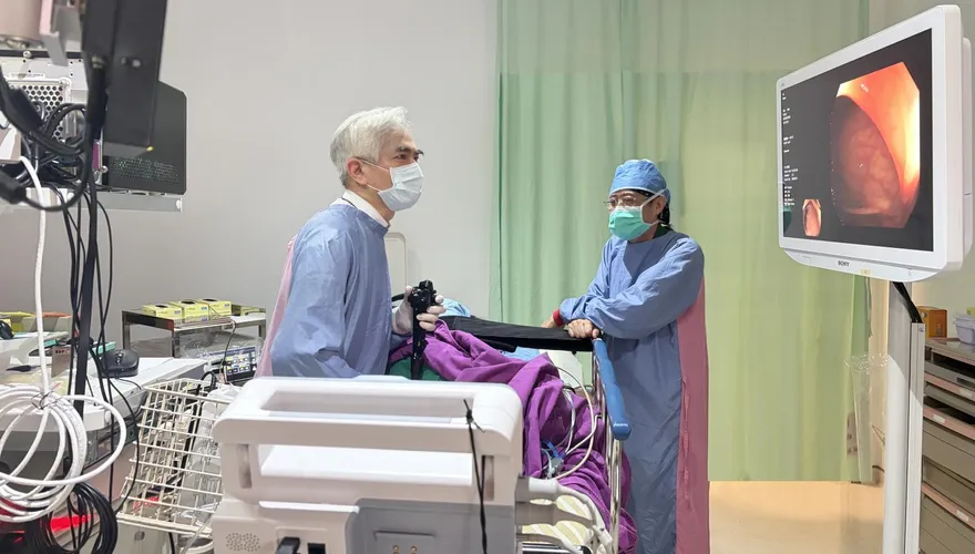 血便當痔瘡…塗藥膏拖了一年！7旬男確診第三期大腸癌