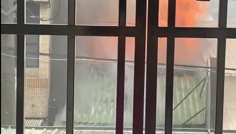 影/濃煙漫天！屏東民宅火舌狂竄　消防急出動12車灌救