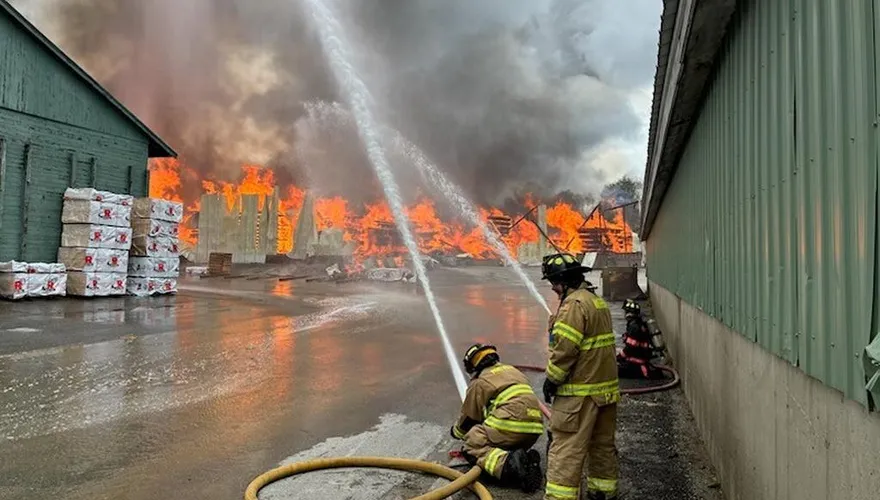 美國木材公司大火引發爆炸　1消防員不幸殉職