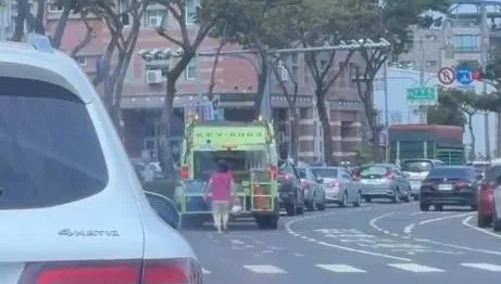 影/台南婦等紅燈「車丟路中倒垃圾」鬼切離開　全網看傻