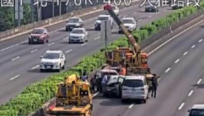 影/國1嚴重追撞「4車變形碎裂」！現場交通紫爆