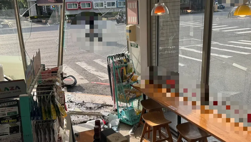 影/宛如戰場！宜蘭五結轎車衝進超商　駕駛人間蒸發