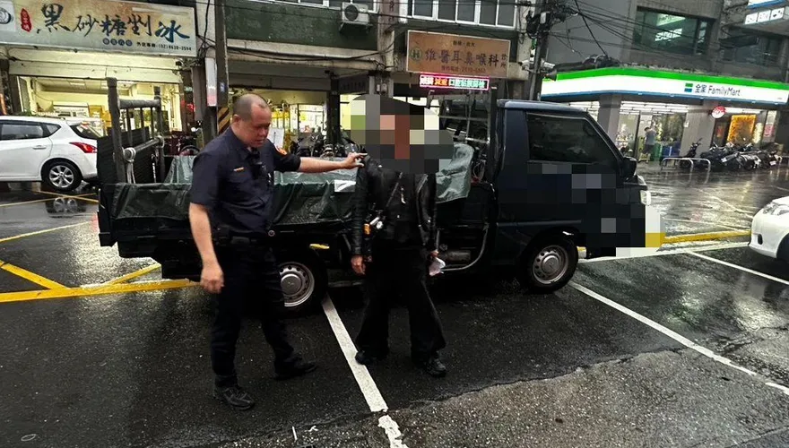 影/淡江大橋違規男無牌機車遭扣！竟偷貨車載車又被逮