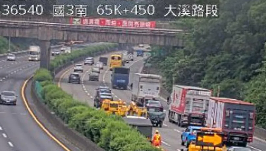 國3北上大溪段小車貨車追撞！紫爆塞2公里　時速不到20公里