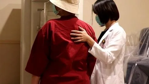 29歲OL按摩發現乳癌　年輕化！醫警告「這類食物」最危險