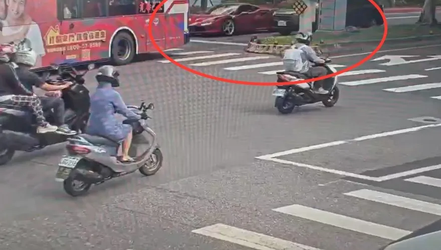 影/北市休旅車變換車道撞2車　千萬法拉利、公車受損
