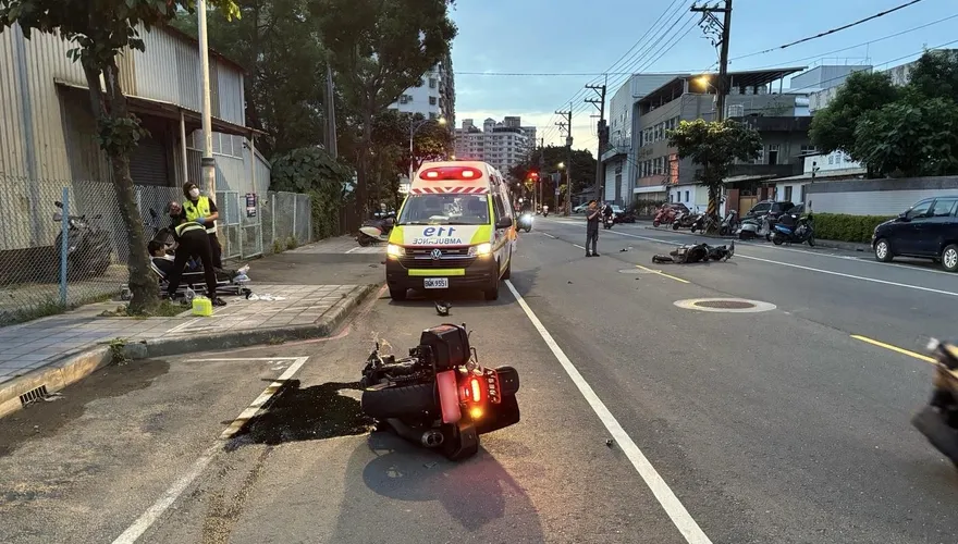 影/新北樹林重機擦撞車禍　2騎士噴飛慘摔送醫