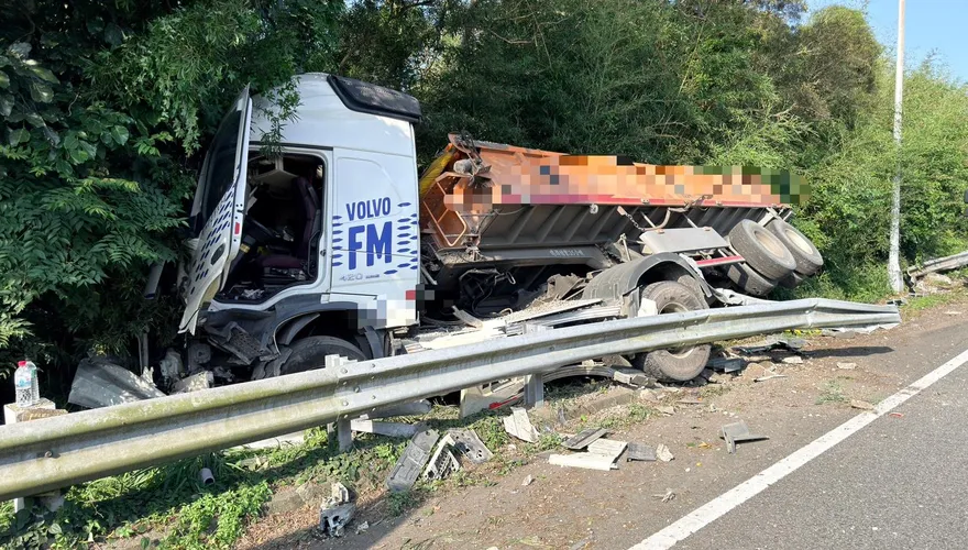 影/狀況危急！國1「砂石車撞破護欄衝下邊坡」現場救援中