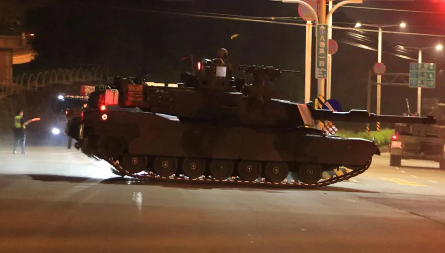 影/賴清德就職2週年凌晨　陸軍M1A2T「最強戰車」暗夜出擊！