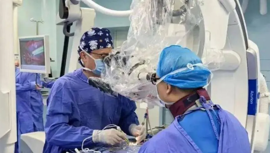 女子腰痛2年「脊髓擠滿千條寄生蟲」 醫曝：手術像...湯裡撈麵條