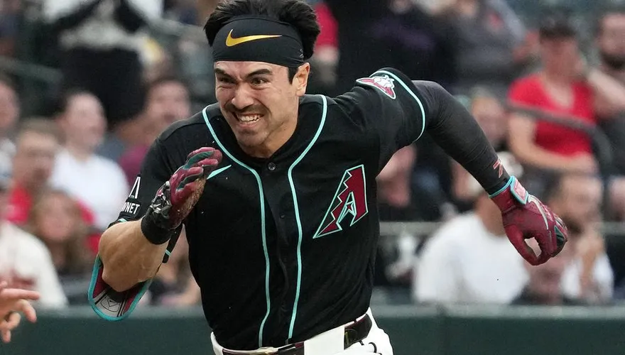 MLB/滑三壘頭被砸！卡洛爾忍痛衝回本壘　另類場內全壘打