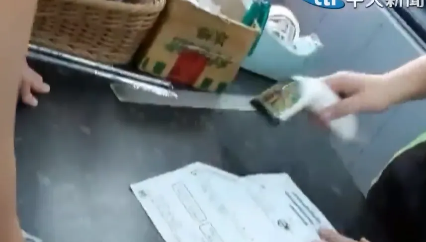 影/上班一言不合就拜拜！超商店員下跪影片瘋傳　網戰翻