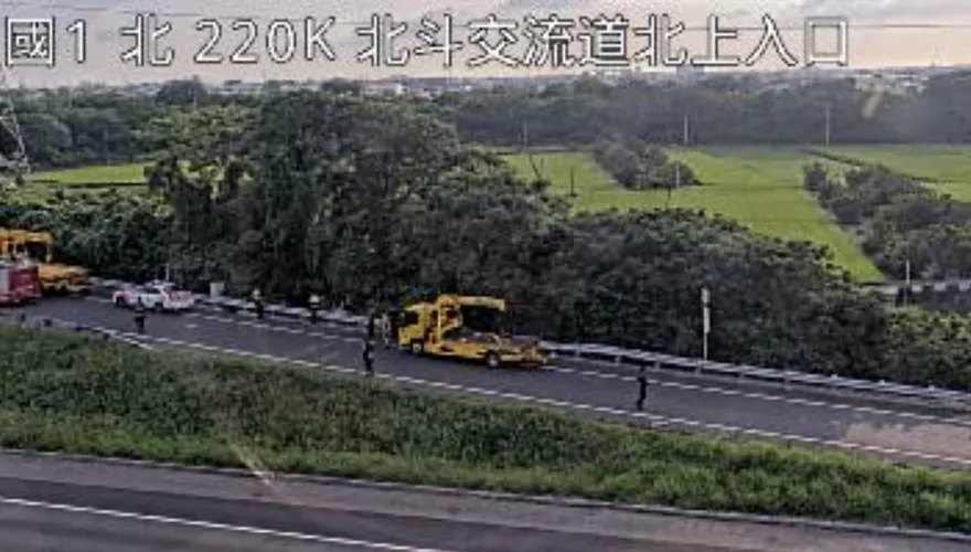 國道1號北斗段車輛衝出邊坡　警消趕赴救援