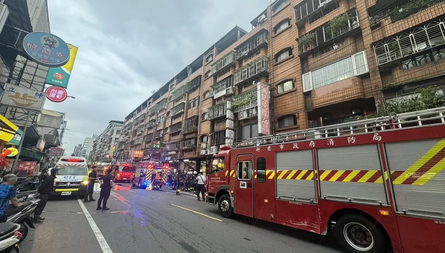 影/新北三重民宅火警竄濃煙　男子受困命危送醫搶救