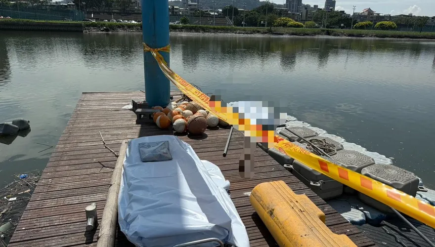 士林百齡橋龍舟碼頭漂女屍！身分67歲失蹤婦　家屬悲痛認屍