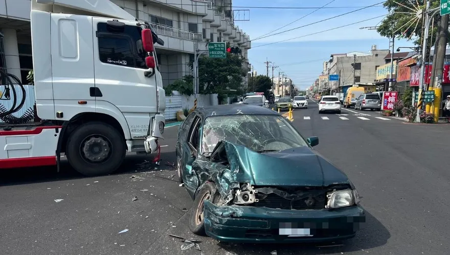 嘉義自小客闖紅燈遭曳引車擊落　車輛全毀駕駛送醫