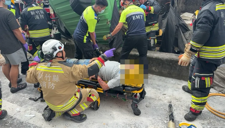 竹東68快速道路砂石車翻覆　2人受困重傷緊急送醫