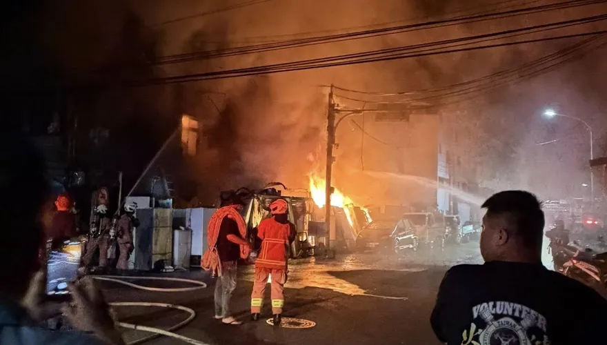 香山資收場深夜大火...還傳爆炸聲！　43名消防員連夜灌救