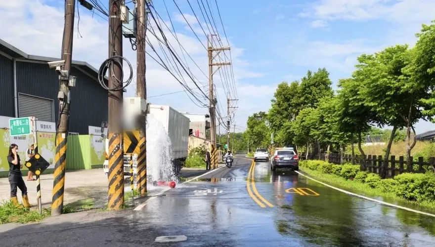 新北樹林大貨車撞斷消防栓　水柱噴1樓高路面積水