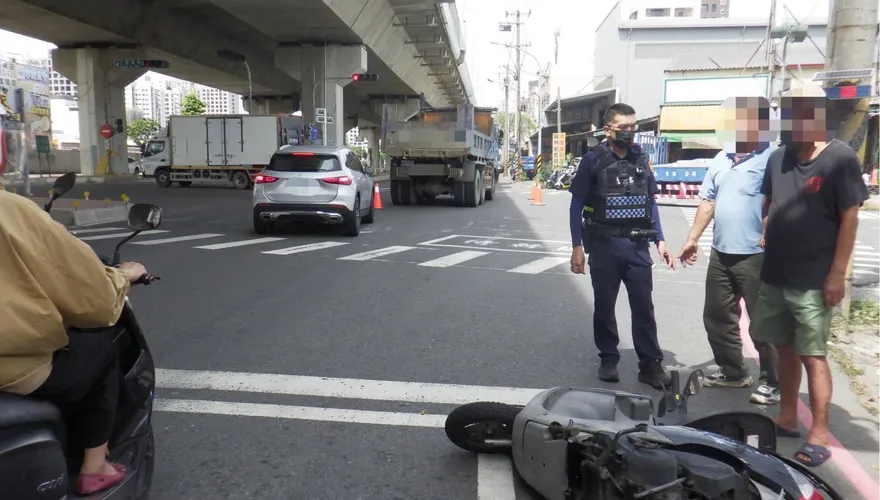 紅燈不煞車還硬闖！大貨車「親女騎士屁股」驚險一幕全錄下