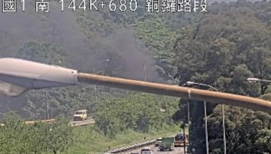 國道1號銅鑼段火燒車　小客車陷火海濃煙竄天