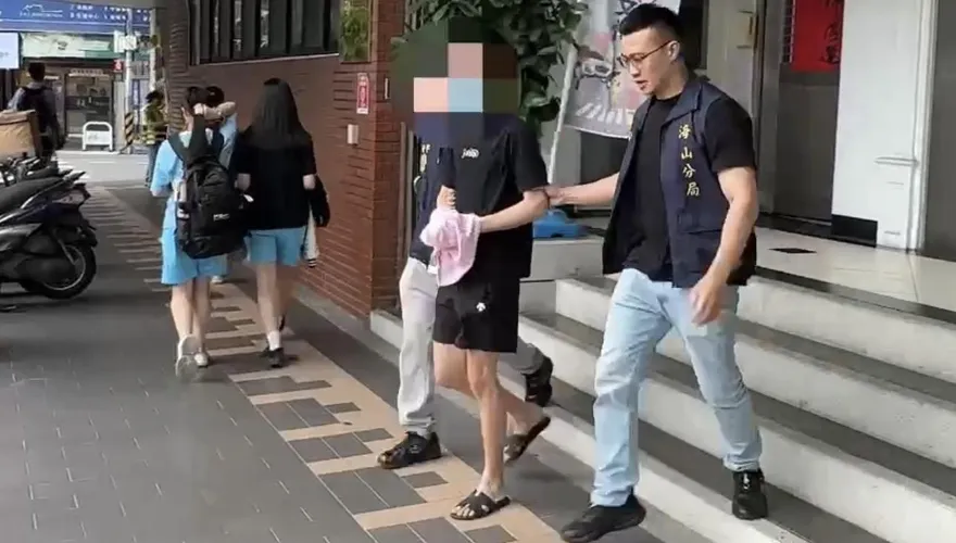 影/開車撞警網嗆「看條子不爽」　男子再發文遭拘提