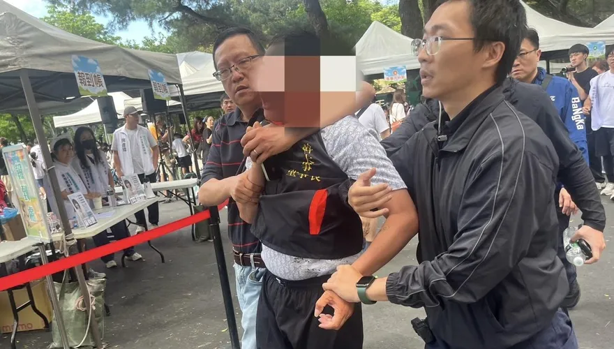 影/柯文哲萬華遭吃屎哥「砸蛋」　警當場逮人送辦開罰