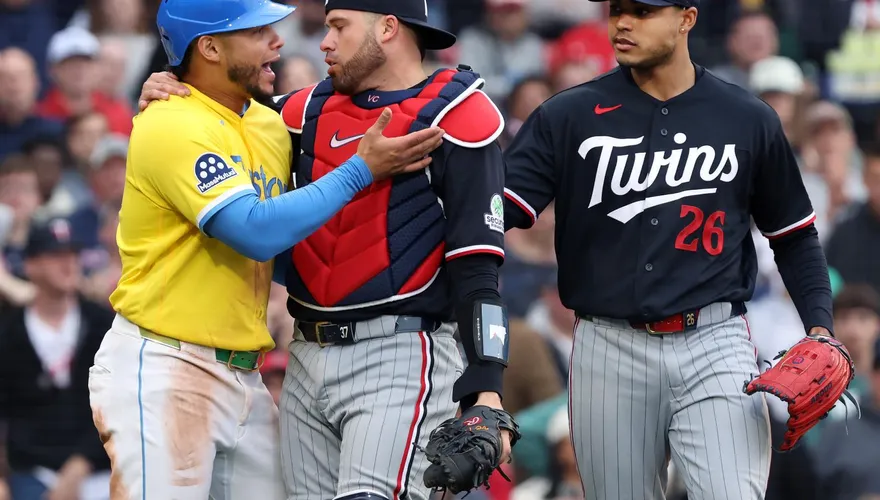 MLB/不滿康崔拉斯撞人　雙城捕手搭肩咬耳朵下秒板凳清空