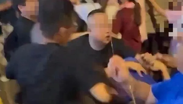 影/台中三媽會遶境爆衝突！逢甲夜市搶獻花揮拳遭逮
