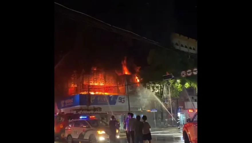 影/火噬整棟樓！湖南商鋪凌晨惡火奪5命　傳電動機車充電釀災