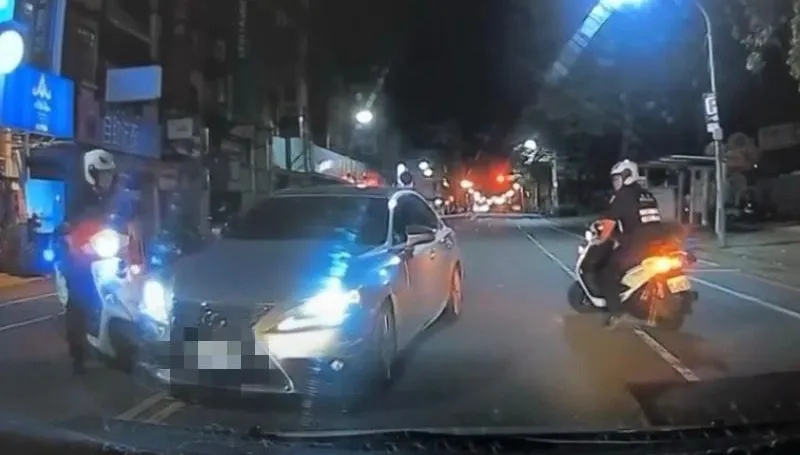 影/宜蘭大學旁男買宵夜險遭逆向Lexus撞上　2警車神擋煞
