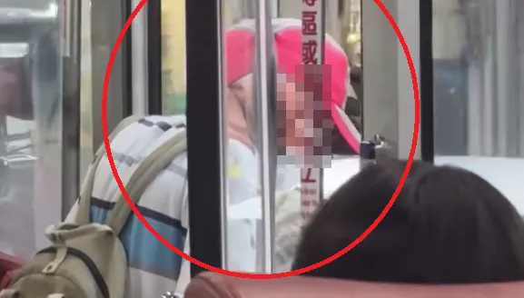 影/台中公車駕駛脫序！70歲老翁頭被夾30秒　全車乘客驚喊開門