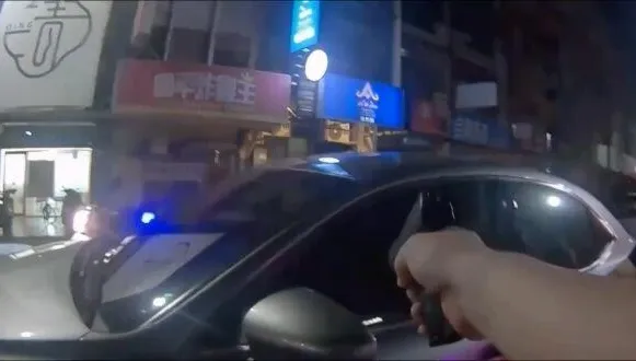 影/宜蘭凌志男逆向狠撞「拔槍警」　躲超商就逮畫面曝
