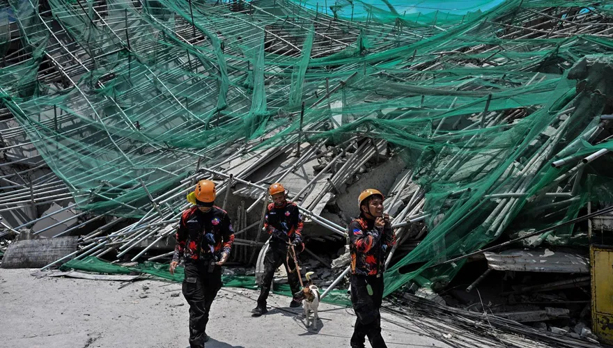 菲在建大樓倒塌已4死17人仍失聯　鷹架散落工人睡夢中遭埋